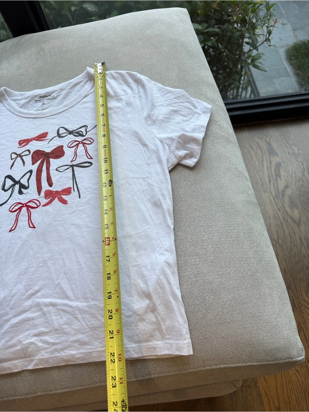 Abercrombie & Fitch White T-Shirt with Red & Black Bow Graphic Embroidery M - Picture 4 of 6